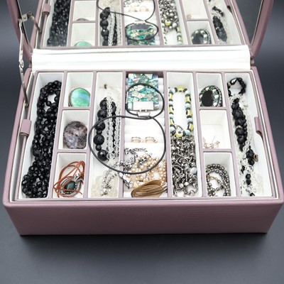 Lot 248 - A collection of jewellery, to include a...