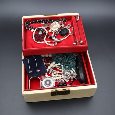 Lot 252 - A collection of jewellery and other items, to...