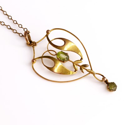 Lot 314 - An Art Nouveau 9ct gold and green peridot set...