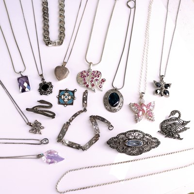 Lot 327 - Assorted modern silver and white metal costume...