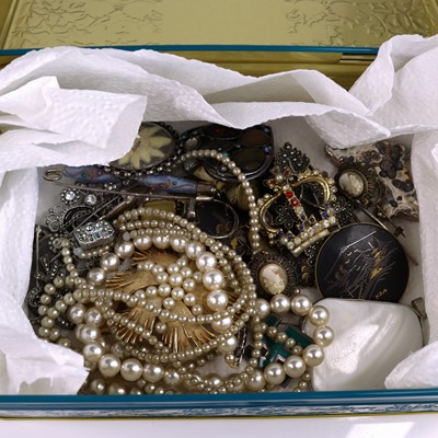 Lot 329 - Assorted costume jewellery to include faux...