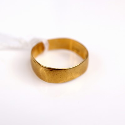 Lot 332 - A late Victorian 18ct gold wedding band,...