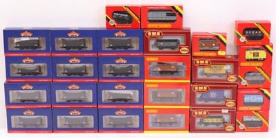 Lot 448 - One tray containing various 00 gauge wagons,...