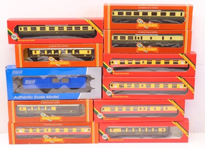 Lot 586 - One tray containing various 00 gauge rolling...