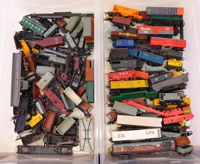 Lot 676 - Two trays containing various 00 gauge wagons...