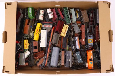 Lot 691 - One tray containing various 00 gauge wagons,...