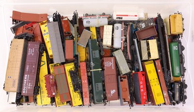 Lot 693 - One tray containing various 00 gauge wagons,...