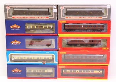 Lot 436 - One tray containing various 00 gauge coaches,...