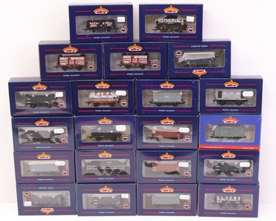 Lot 442 - One tray containing various Bachmann 00 gauge,...