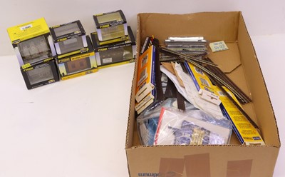 Lot 432 - A small collection of various N gauge track...