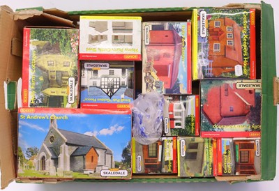 Lot 642 - One tray containing various Hornby Skaledale...