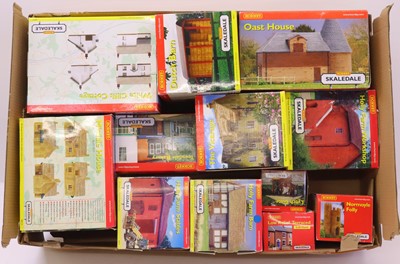 Lot 641 - One tray containing various Hornby Skaledale...