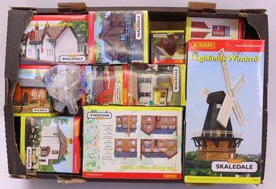 Lot 640 - One tray containing various Hornby Skaledale...