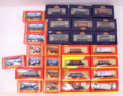 Lot 445 - One tray containing various 00 gauge wagons,...