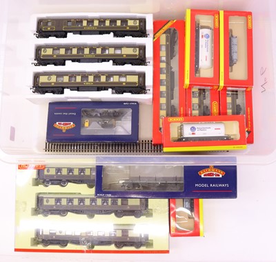 Lot 450 - One tray containing various 00 gauge rolling...