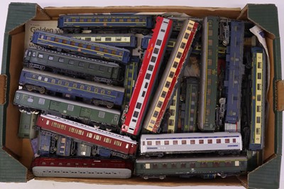 Lot 80 - One tray containing various Hornby HO coaches,...