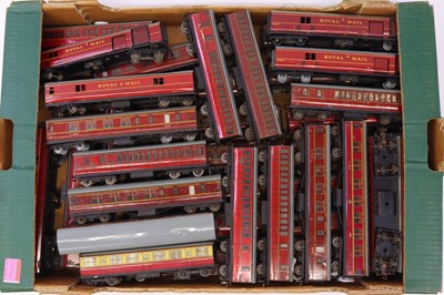 Lot 86 - One tray containing various Hornby 00...