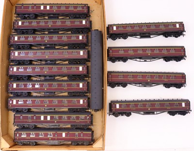 Lot 706 - One tray containing 14x 00 gauge coaches, all...