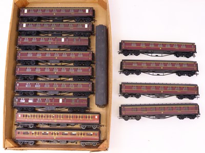 Lot 707 - One tray containing 14x 00 gauge coaches, to...