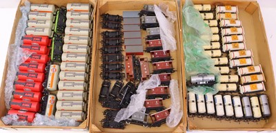 Lot 439 - Three trays containing various 00 gauge wagons,...