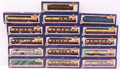 Lot 421 - One tray containing various Bachmann 00 gauge...