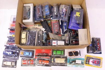 Lot 208 - Tray of mixed plastic kits, vintage diecast...