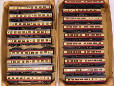 Lot 679 - Two trays containing various 00 gauge crimson...
