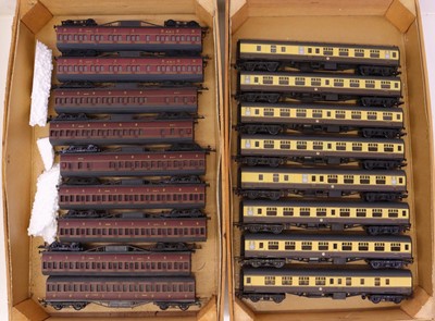 Lot 713 - Two trays containing various unboxed 00 gauge...
