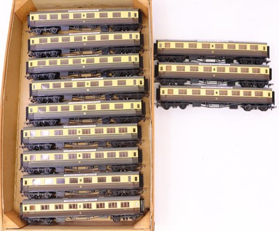 Lot 689 - One tray containing various 00 gauge Airfix...