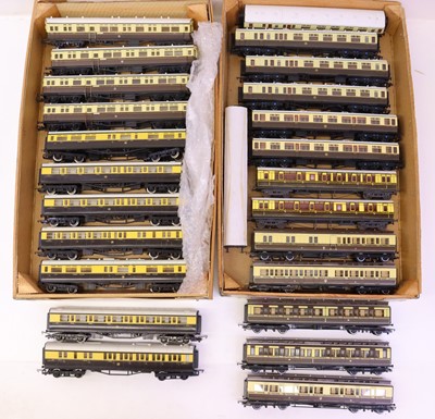 Lot 600 - Two trays containing various 00 gauge GWR...