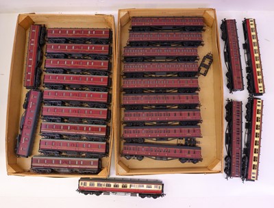 Lot 440 - Two trays containing various 00 gauge coaches,...