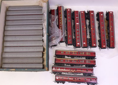 Lot 591 - One tray containing various 00 gauge coaches,...