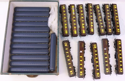 Lot 626 - One tray containing various 00 gauge coaches...