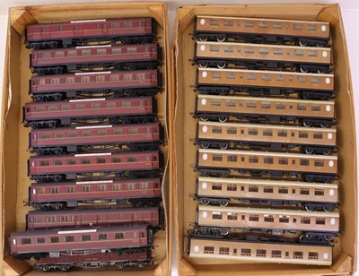 Lot 690 - Two trays containing various 00 gauge coaches,...