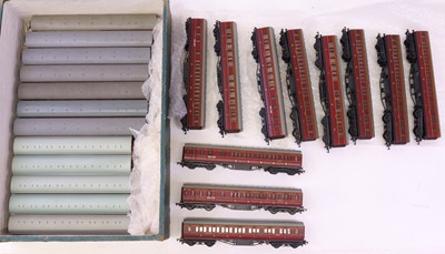Lot 712 - One tray containing various 00 gauge coaches,...