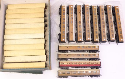 Lot 695 - One tray containing various 00 gauge coaches,...