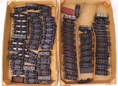 Lot 696 - Two trays containing various 00 gauge wagons...