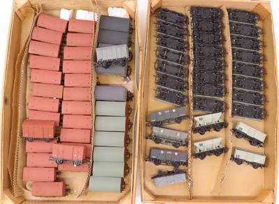 Lot 681 - Two trays containing various 00 gauge wagons...