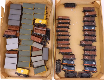 Lot 624 - Two trays containing various 00 gauge wagons,...