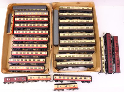 Lot 682 - Two trays containing various 00 gauge coaches,...