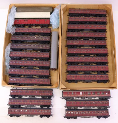 Lot 683 - Two trays containing various 00 gauge rolling...