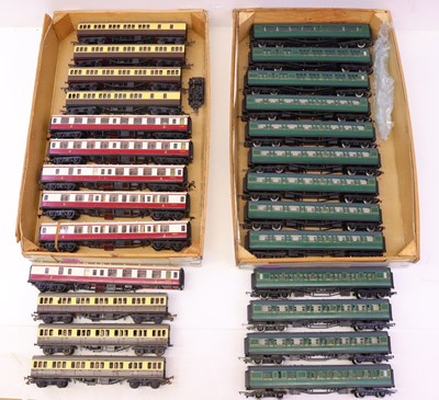 Lot 592 - Two trays containing various 00 gauge rolling...