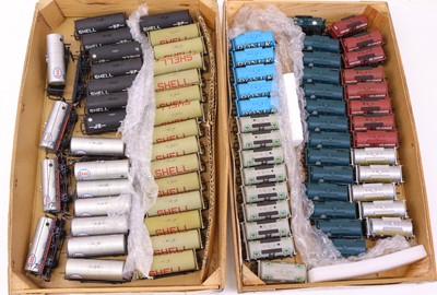 Lot 684 - Two trays containing various 00 gauge tank...