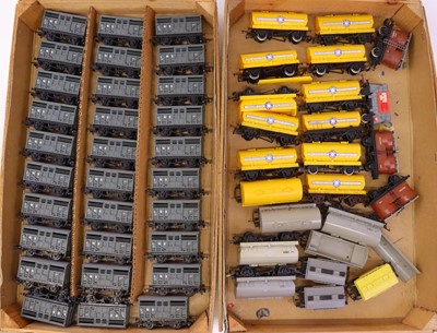 Lot 685 - Two trays containing various 00 gauge wagons,...