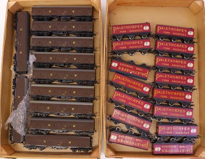 Lot 593 - Two trays containing various 00 gauge wagons...