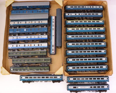 Lot 686 - Two trays containing various 00 gauge coaches,...