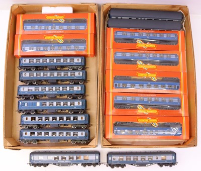 Lot 687 - Two trays containing various 00 gauge rolling...