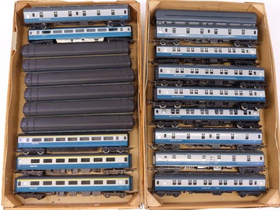 Lot 672 - Two trays containing various 00 gauge rolling...