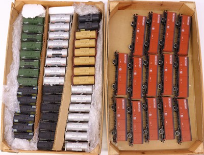 Lot 673 - Two trays containing various 00 gauge wagons...