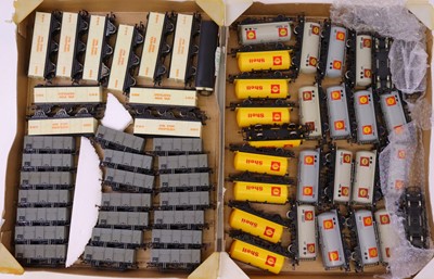 Lot 674 - Two trays containing various 00 gauge wagons...